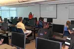 An image of me teaching in Rinker's computer lab