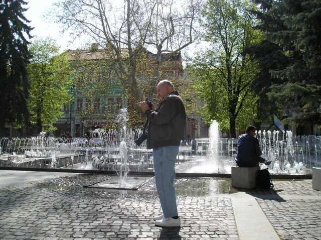 dadatthefountain.jpg