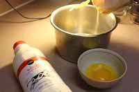 picture of ggs yolks, milk, and flan powder