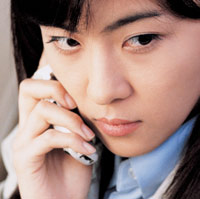 Ji-won talks on the phone